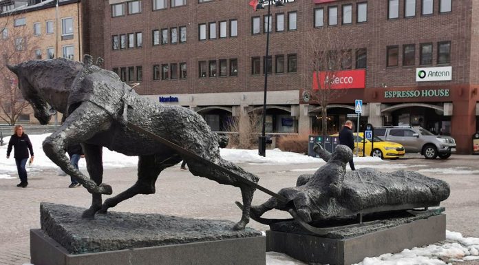 Örnsköldsvik – Ångermanlands största stad Bronsskulpturen ”Sörkörare” av Asmund Arle.